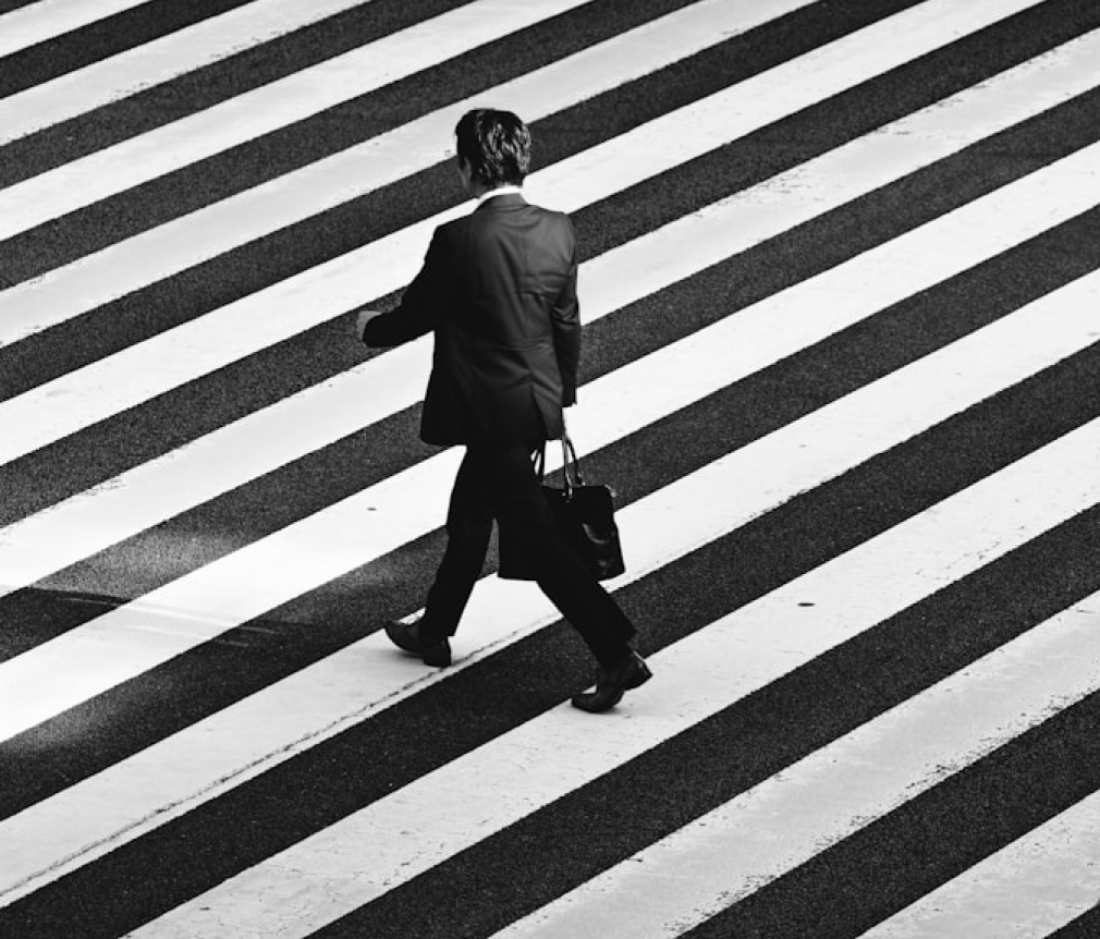 Photo éditoriale en noir et blanc de piétons traversant une rue animée